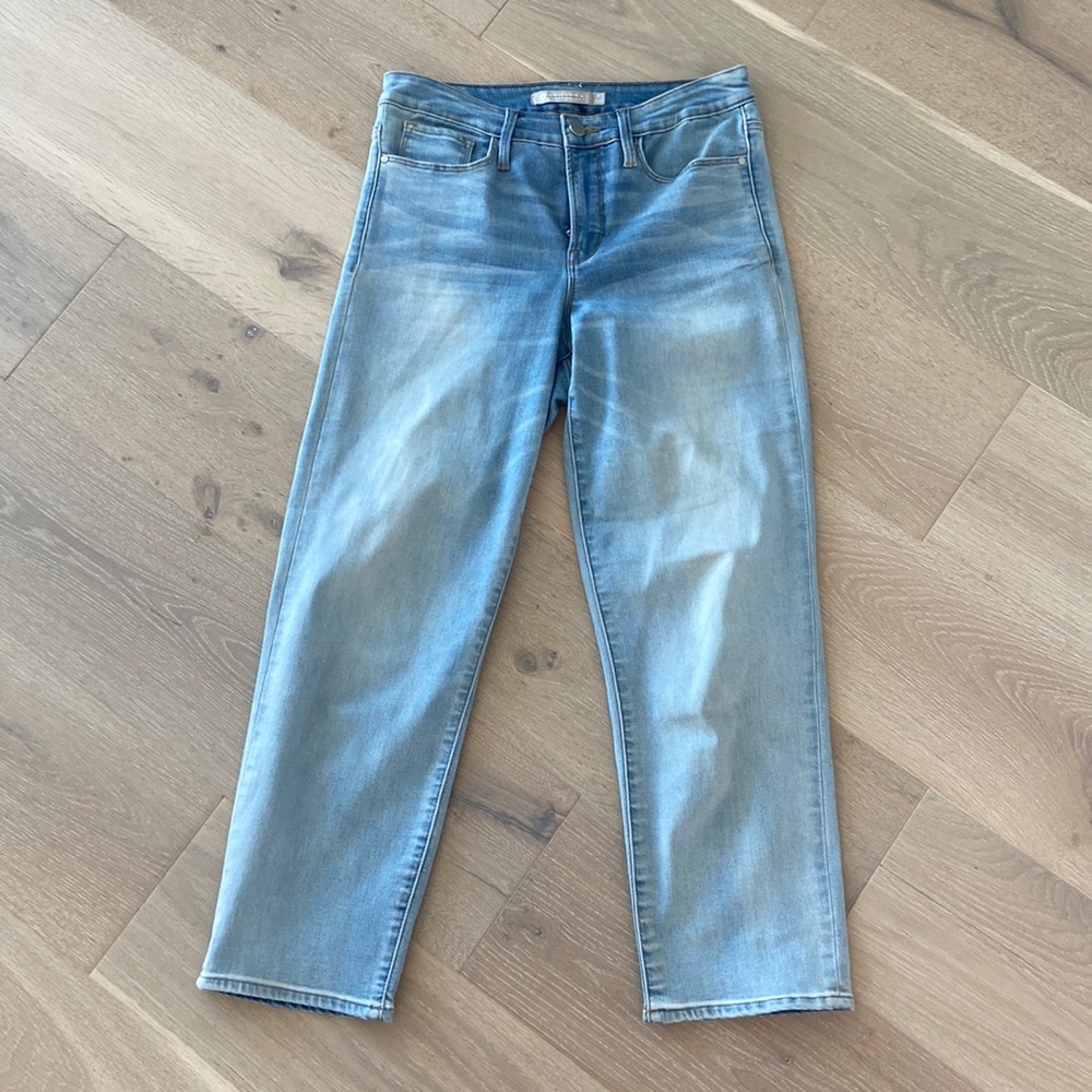 Light wash Athleta cropped jeans with straight leg. Size 8.